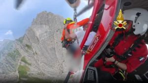 Grignetta, masso precipita all’improvviso su un alpinista: i due compagni di cordata rimangono bloccati in parete
