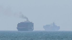 Hormuz è chiuso o aperto? Per Teheran è bloccato. Trump: “Si naviga normalmente”. Nuovi raid e braccio di ferro sullo Stretto