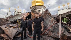 Zelensky caccia la sua premier: “Rimpasto per cambiare strategia”. Oggi il summit dei Volenterosi a Parigi