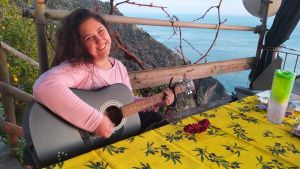 Scappa da Milano e va a vivere in un monolocale a picco sul mare (raggiungibile solo a piedi), la nuova vita di Dalila: “Mi sentivo esaurita, sono rinata”