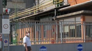 Cinque chili di esplosivo a rischio emergono dalla bonifica della Caffaro: i flaconi di acido picrico dimenticati nel laboratorio