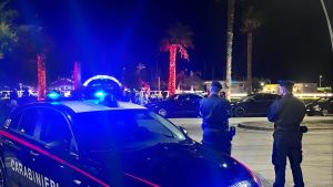 Truffatori derubano due anziani spacciandosi per carabinieri, poi fanno sparire soldi, oro e fucili