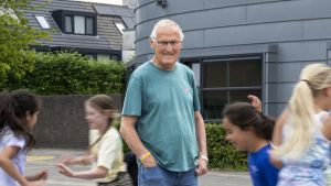Op zijn 82e is Jan hij nog altijd overblijfmeester: ‘Dat vind ik zó leuk, daar kick ik echt op!’