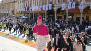L’abbraccio a Don Michele. Nuovo vescovo di Faenza: 