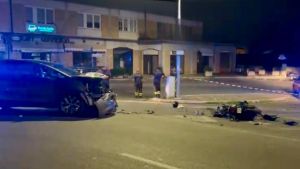 Tragico schianto, muore a 16 anni. Impatto tra auto e scooter nella notte
