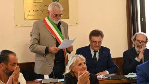 ‘Scricchiolii’ a Montignoso . Il sindaco Nardi Perna non vota la mozione del Pd per la pace