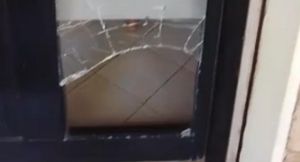 Livorno, con un tombino spacca l'ingresso della pizzeria 