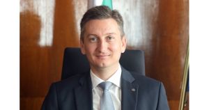 Частна фирма държи данни кой с кого пътува и в кой хотел спи. Държавата трябва да защити гражданите си