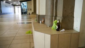 Il racconto del prof aggredito in galleria a Padova: «Ha cercato di infilzarmi con una sbarra in ferro»