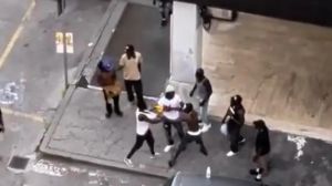 Rissa in piazza De Gasperi a Padova, i residenti: «Sono i soliti spacciatori»