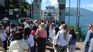 Overtourism sul lago di Como, “divorato” dai turisti. Business da 3 miliardi e mezzo all’anno “ma la crescita è al limite”