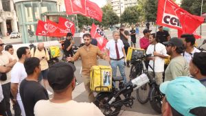 Rider vessati, sfruttati e umiliati, ora le loro storie finiscono davanti all’Antitrust: “Ecco cosa dobbiamo subire”. L’ipotesi della class action
