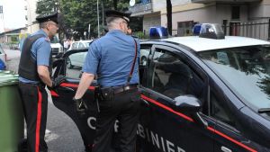 Paura nelle case Aler di via Saponaro: commando a volto coperto fa irruzione e spara, ferito un 19enne