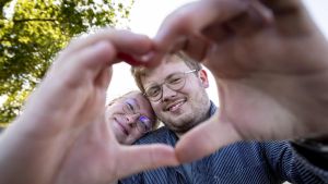 Se video: Pludselig havde hun matchet med naboen på Tinder - Det var en lidt uhy...