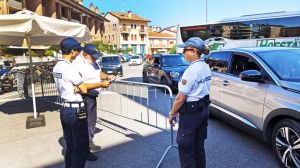 Meno proteste e più disciplina: Grado alla prima domenica d’estate con il centro chiuso alle auto