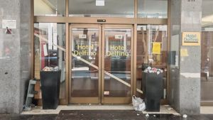 A Mestre Pam e hotel Delfino chiusi diventano rifugio per disperati: danni, rifiuti e tanfo