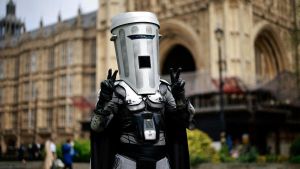 Il curioso caso di Count Binface, l’uomo vestito da spazzatura che sfida Farage (e vola nei sondaggi)