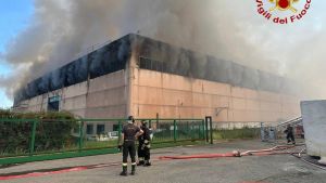 Il maxi incendio di Lonato: continuano anche il giorno dopo le operazioni di spegnimento