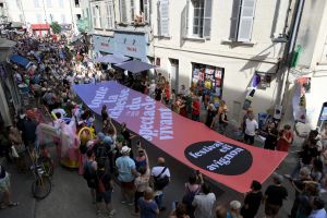 « Ne soyez pas celui qui aura tout détruit » : Emmanuel Macron interpellé par une assemblée d’artistes et d’équipes au Festival d’Avignon.