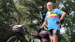 In bici fino ad Amburgo: così rende onore allo zio