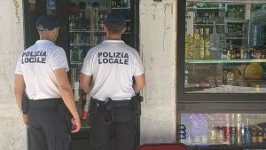 Venezia, vende cibo scaduto e senza etichette in italiano: sequestrati 150 prodotti