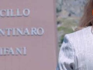 Meloni depone un mazzo di fiori alla stele di Capaci