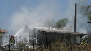 Albuzzano, fiamme nell’ex campo nomadi di Vigalfo: distrutto un casolare