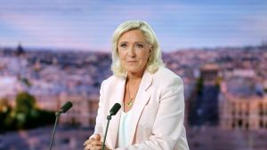 Marine Le Pen mata al padre y al hijo