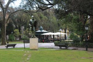 Um quiosque, um jardim em vias de classificação e perguntas sem resposta