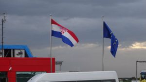 Zbog problema na graničnom prelazu sa Hrvatskom, meštani dva sela blokirali put