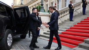Macron riunisce i volenterosi e traccia la road map per rafforzare la difesa di Kyiv