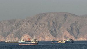 Hormuz, torna il blocco Usa: “Pedaggio del 20% per chi passa”. L’Iran minaccia di uscire dall’intesa