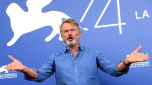 Sam Neill, l’uomo che sussurrava ai dinosauri: l’attore degli anni 90 che non voleva essere un divo (e preferiva le vigne ai red carpet)