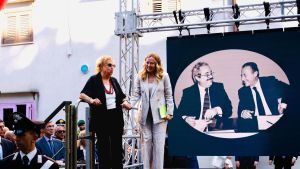 Meloni diserta i Volenterosi e vola a Palermo, Tajani firma con Macron