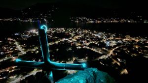 Dervio, la croce di legno ora brilla nella notte: ''La sua luce protegge il paese''