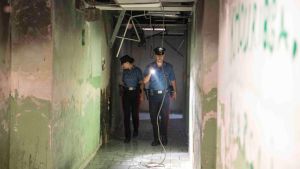 Il blitz punitivo col fucile fra le case occupate del Gratosoglio, la rabbia degli inquilini di via Saponaro sotto ostaggio: “Qui non esiste più la legge”