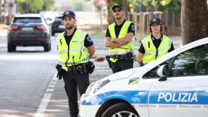 Rifiuti abbandonati vicino al centro, i responsabili finiscono in trappola: maxi sanzione da 6.750 euro