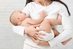 Young woman who ‘doesn’t want kids’ holds a baby for the first time and was so not prepared