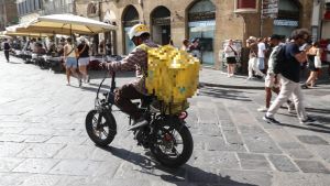 Firenze, prolungato il codice rosso: picco fino a 39 gradi, il caldo ferma i rider