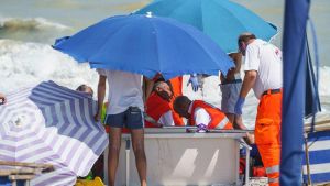 Malore fatale dopo un tuffo in mare, muore tra i bagnanti. “Infarto fulminante”