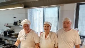 ‘Angeli’ alla mensa. Un pasto ogni giorno a decine di persone