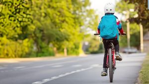 Passa in bici e lo fa cadere: 
