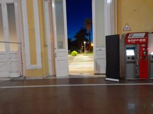 Arriva alla stazione di Livorno e dorme su un’auto lasciata aperta in attesa della coincidenza