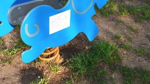 Targa staccata al parco giochi: 