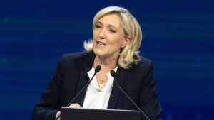 Marine Le Pen mata al padre y al hijo