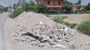 Abbandona i calcinacci del cantiere della ciclabile: identificato grazie alle telecamere