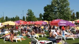Tromba d’aria in piscina con vortici d’aria e raffiche di vento: tre feriti