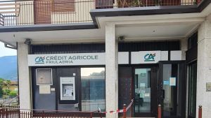 Colpo nella notte a Budoia, tagliato con una flex il bancomat della Credit Agricole