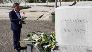 Niški političar Dragoslav Ćirković dobio pretnje zbog fotografije o polaganju cveta na spomenik u Srebrenici