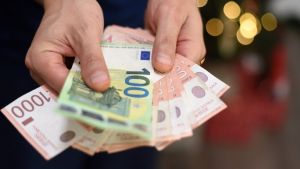 SRCE: Novac iz akcijskih fondova potiče od rasprodate državne imovine, nije Vučićev poklon građanima